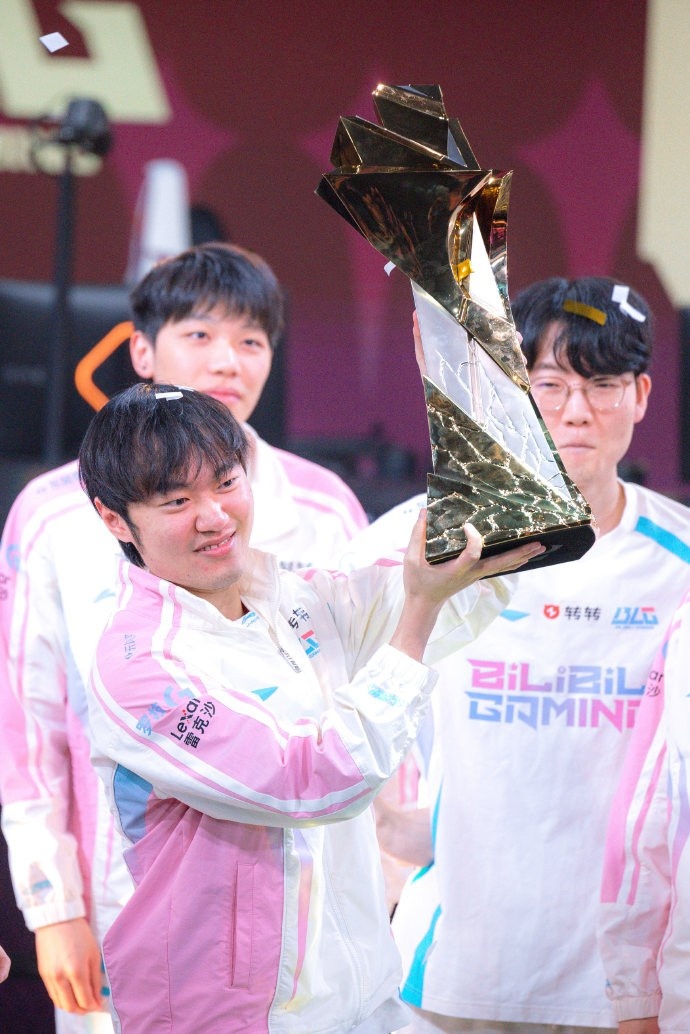 LPL：BLG亮出名为“信念”的剑，向世界宣告LPL正重回先锋